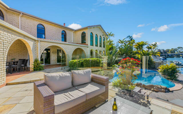 Waterfront Family Entertainer   5 Bedroom   Pool