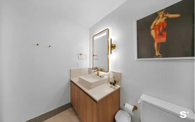 Luxe 1-BR with Stunning Downtown Views