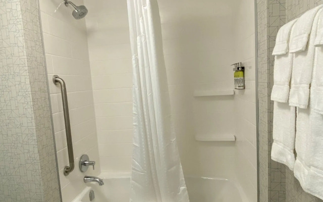 Holiday Inn Express & Suites Aurora by IHG