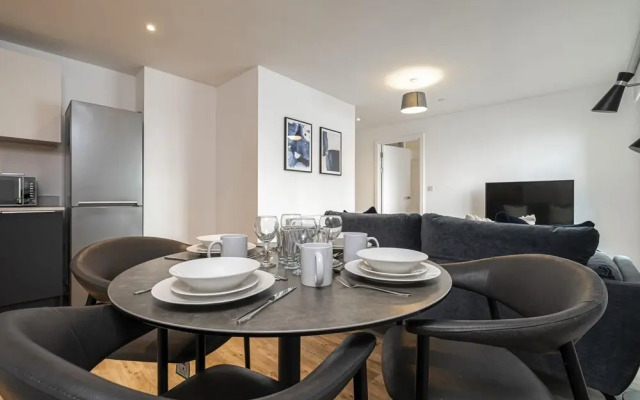 Flat With Skyline City Views