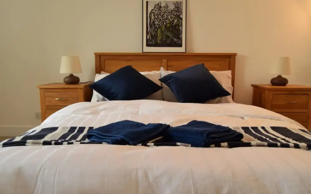 2 Bedroom Flat in Canary Wharf With Balcony