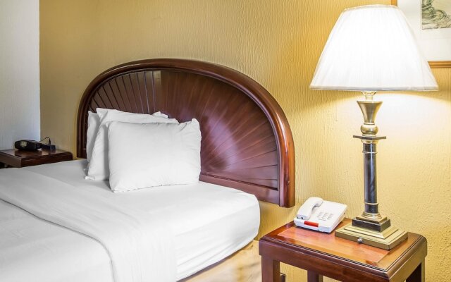 Econo Lodge Inn & Suites