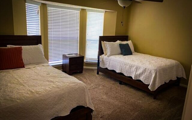 4Bdrm 3.5Bath 8Beds - Pool House
