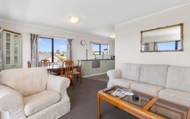 Snells Seaside Bach - Snells Beach Holiday Home