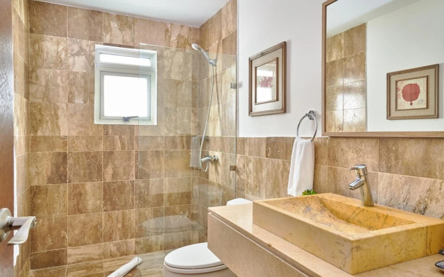 Luxury Beach Condo With Ocean Views Bh-302