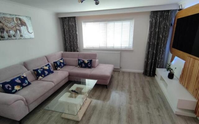 Lovely 2 Bedroom Modern Ground Floor Flat