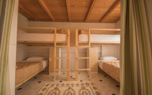 Mosaic Home - Hostel