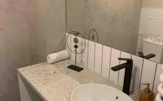 Uroczy apartament z ogródkiem