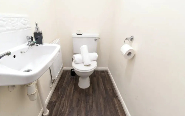 Spacious 3-bedroom Apartment w/ Private Garden