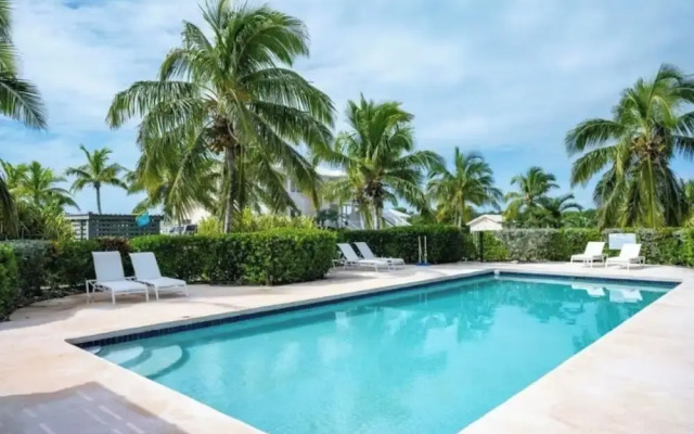 Coastal Retreat: Newly Remodeled Beach House With Pool