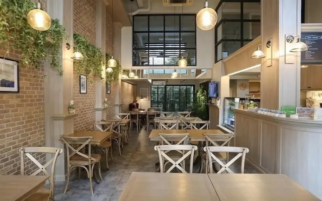Mali @ Wongsawang Boutique Hotel