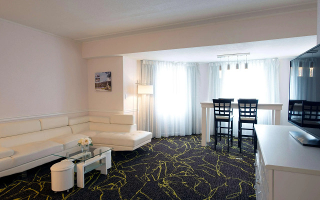 The Roslyn, Tapestry Collection by Hilton