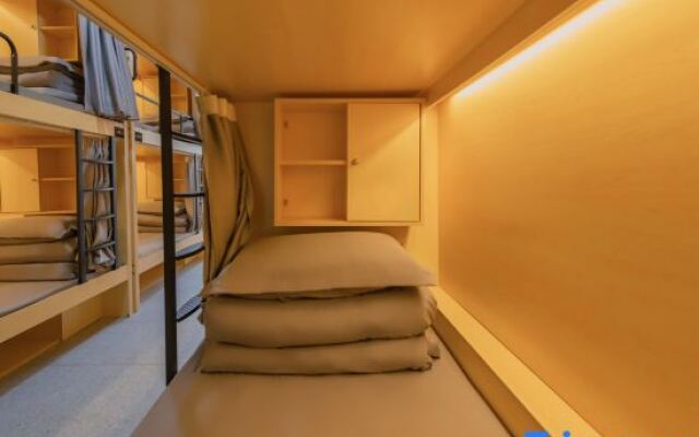 STAR HOTEL (Shanghai Hongqiao Weining Road Subway Station)