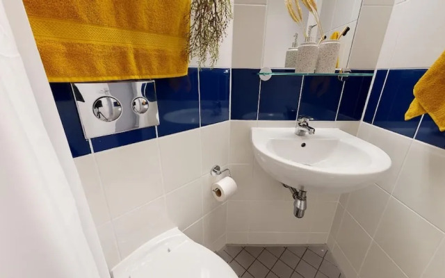 Student Only, Private Ensuite in Compact Apartment