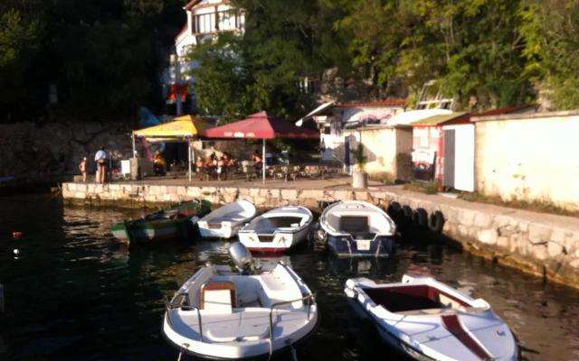 Three-Bedroom Apartment Jadranovo with an Outdoor Swimming Pool 08