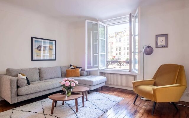 Classical-parisian Apartment on Canal Saint Martin