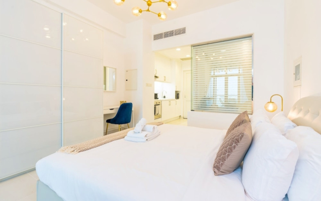 Gorgeous Studio with breath-taking Palm Views