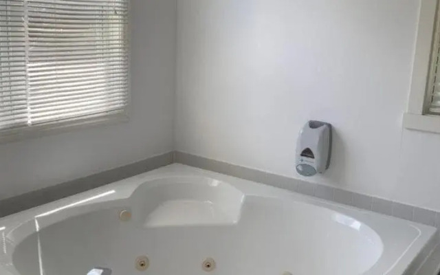 The Lionstone Inn Motel and Cottages