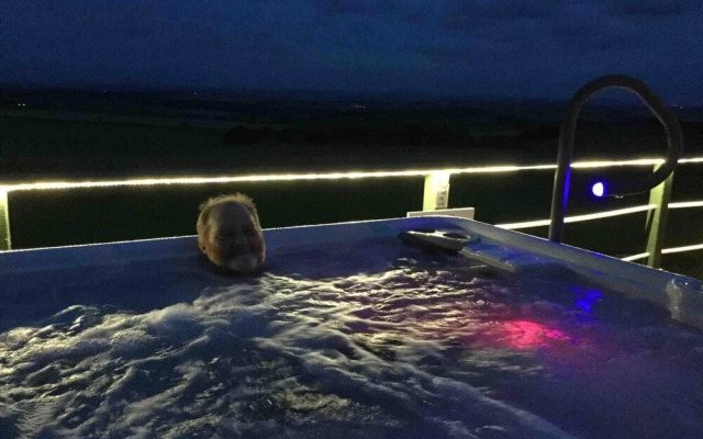 Green Yurt With Hot Tub - Sleeps 3, Parking & Wifi