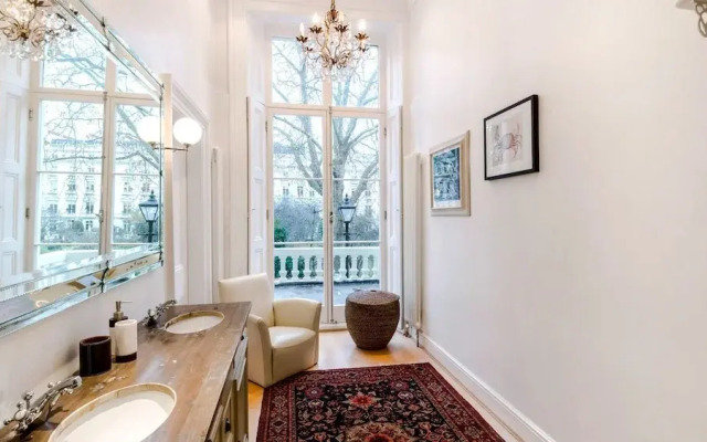 The Spacious Cleveland Square Apartment