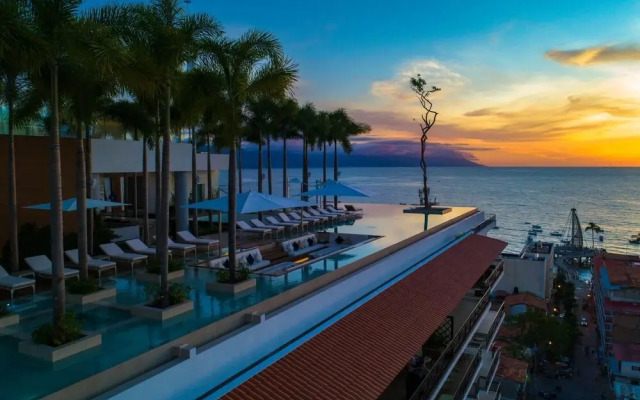 Pier 57-706 Spectacular Penthouse Romantic Zone Ocean Views