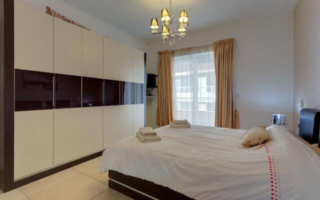 Stunning Seafront Lux Apt wt Pool, Upmarket Area