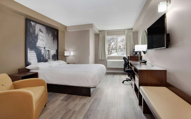 Super 8 by Wyndham Winnipeg West