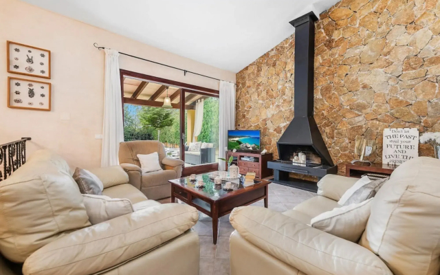 Beautiful Holiday Home In Alcudia With Pool - Hotel in Alcudia - Photo 3