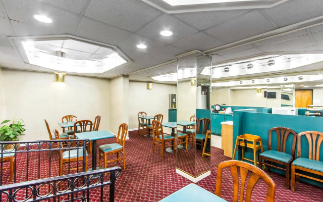 Econo Lodge Inn & Suites