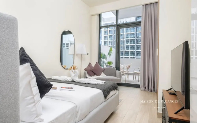 Large Balcony Studio 10 Minutes From Dubai Mall