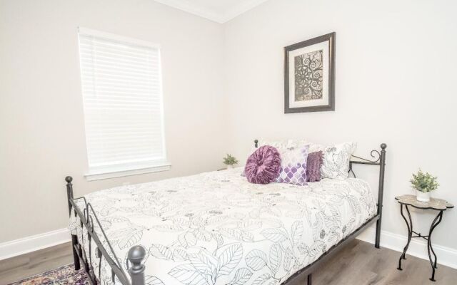 Exquisite Home Near Streetcar & French Quarter!