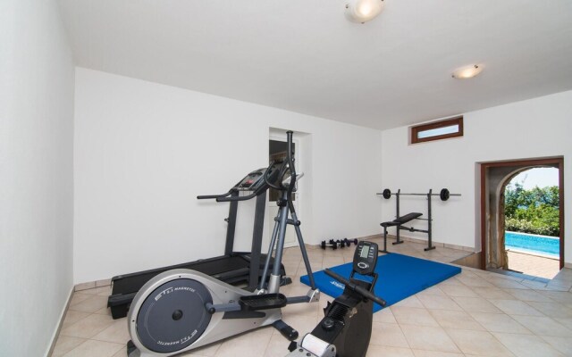 Stunning Home in Icici With Sauna, Wifi and 4 Bedrooms