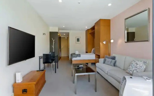 Beautiful Studio In The Viaduct With Free Carpark!