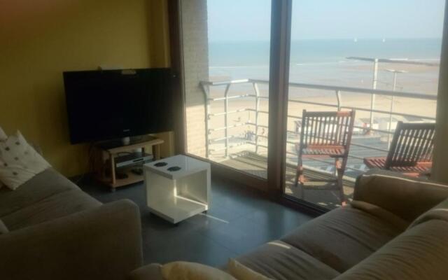 Studio apartment 'De Strandwandeling' with frontal sea view near Ostend