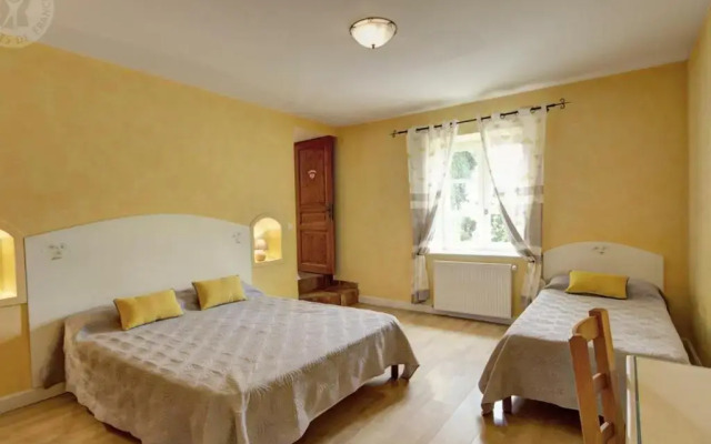 Gîte Chalain-le-Comtal, 5 pièces, 10 personnes - FR-1-496-48