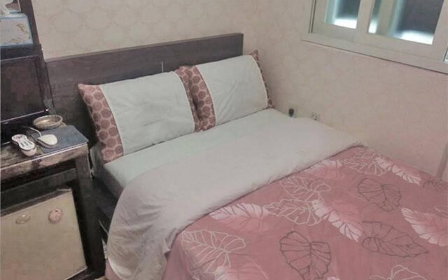 Sinchon Alpha Guest House 1