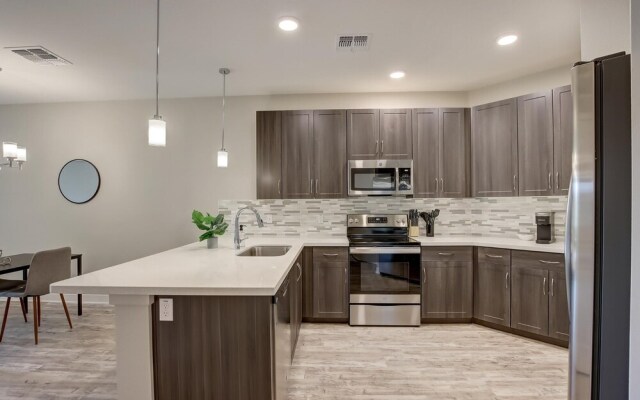 FRONTDESK Montreux Apts Northeast Phoenix