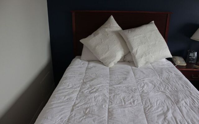 Morinville Plaza & Suites