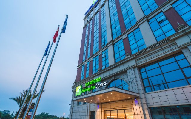 Holiday Inn Express Pengzhou Downtown, an IHG Hotel