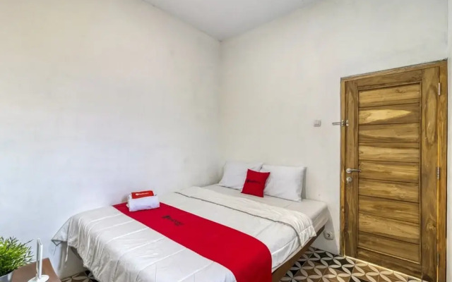 RedDoorz Hostel near Kalasan Temple