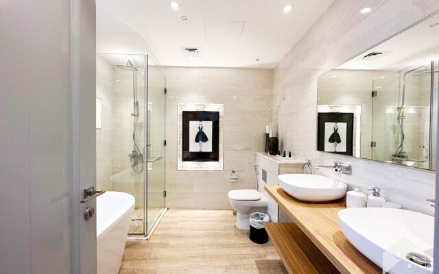 Luxurious Apartment With Iconic Burj View