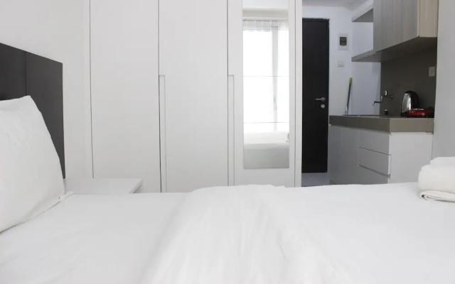 Monochrome Style Studio Room @Grand Asia Afrika Apartment – Guest Rooms – Bandung
