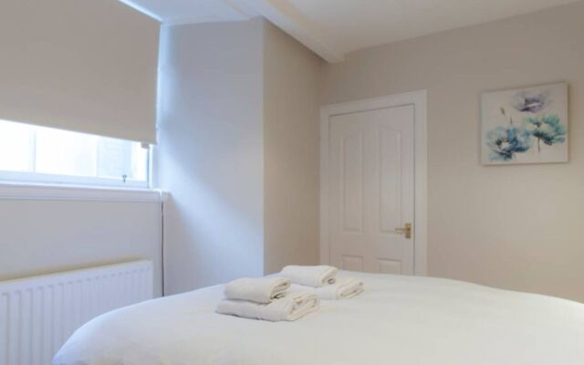 2 Bedroom Flat In West End