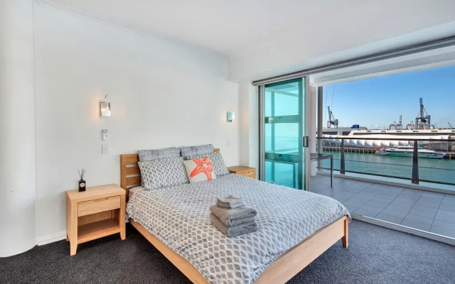 Stunning Harbour & City View Studio