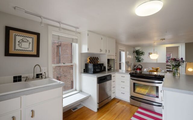 Pine Street Loft –Just steps from Old Town Square!