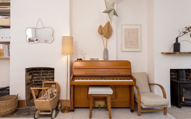 3 Bedroom Home in East London Accommodates 7
