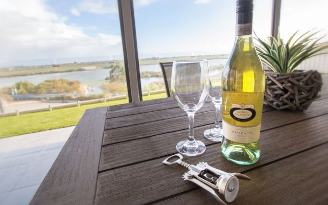 ‘Serenity’ and sweeping Murray River views