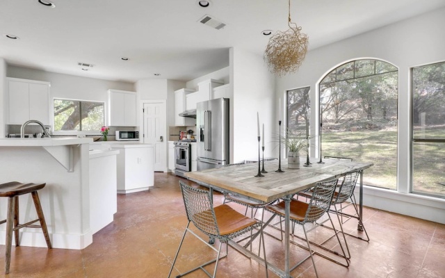 Shaded Getaway w/ BBQ & Fire Pit in Austin!