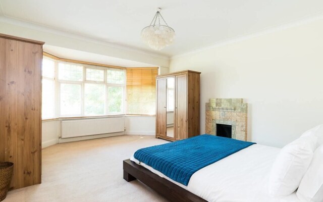 4 Bedroom House in Clapham