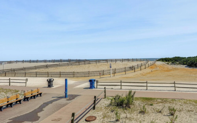 Wildwood Condo: Community Pool, Walk to Beach!